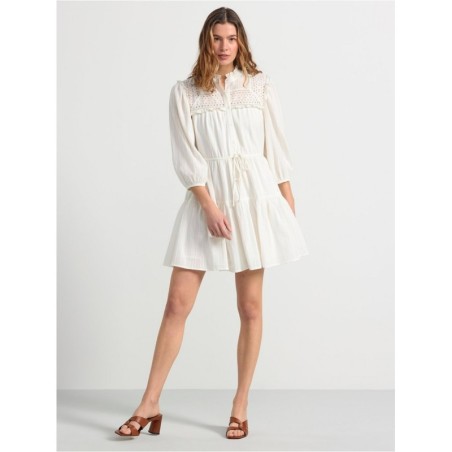 Robe avec broderie anglaise et détails volants