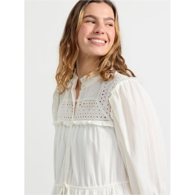 Robe avec broderie anglaise et détails volants